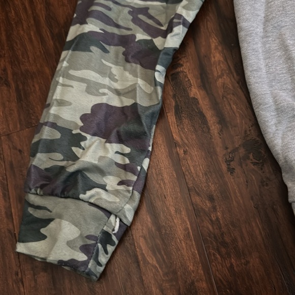 Camo “MAMA” Hoodie - Picture 3 of 7